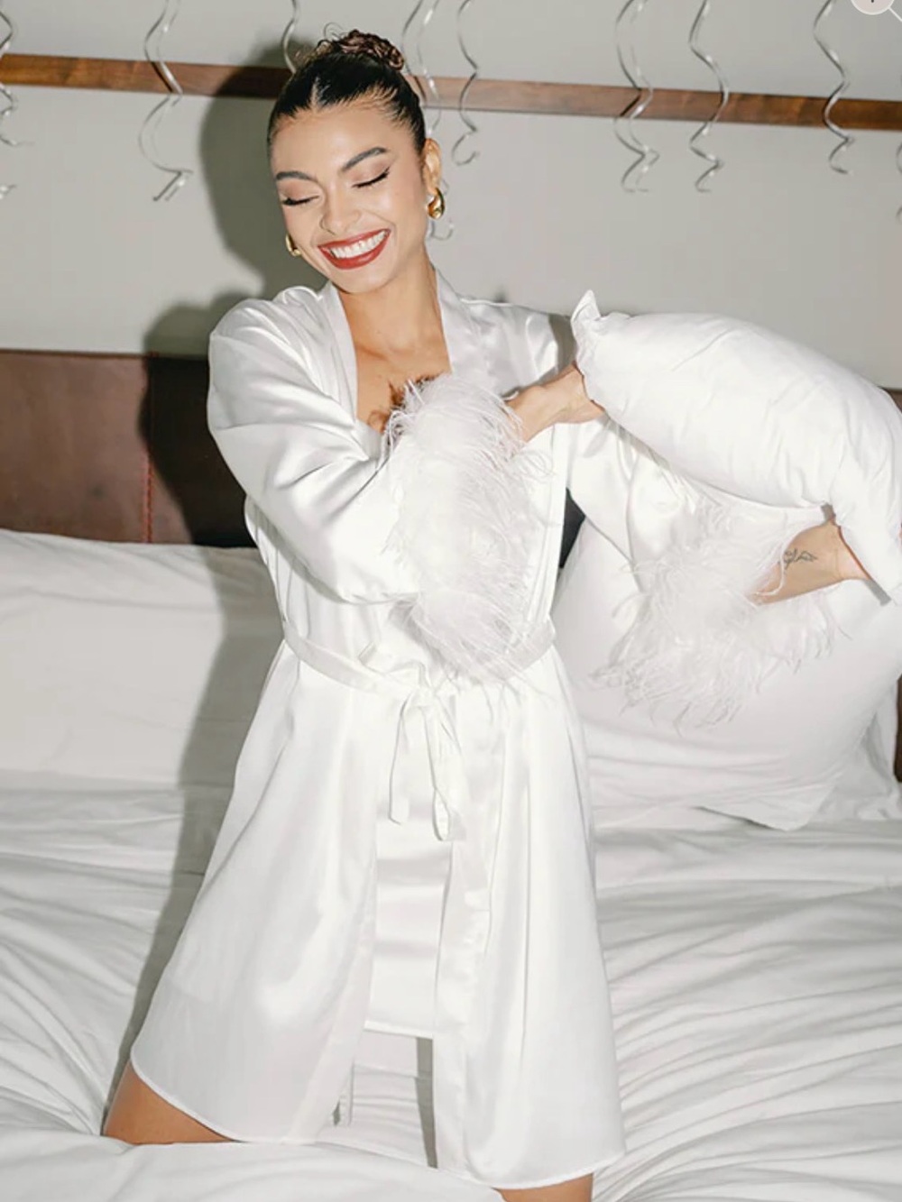 ✨ NEW WITH TAGS ✨

Revelry Getting Ready Satin Feathers Robe